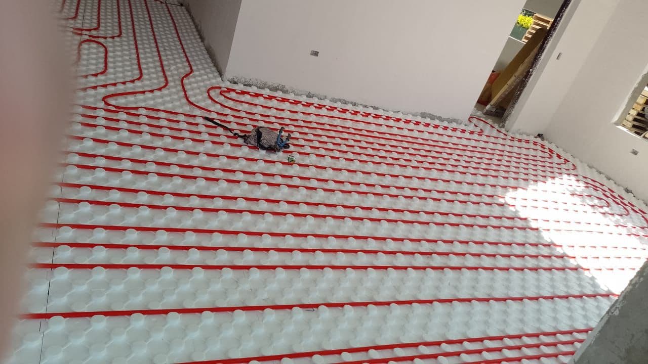 Obra real de calefacción con piso radiante